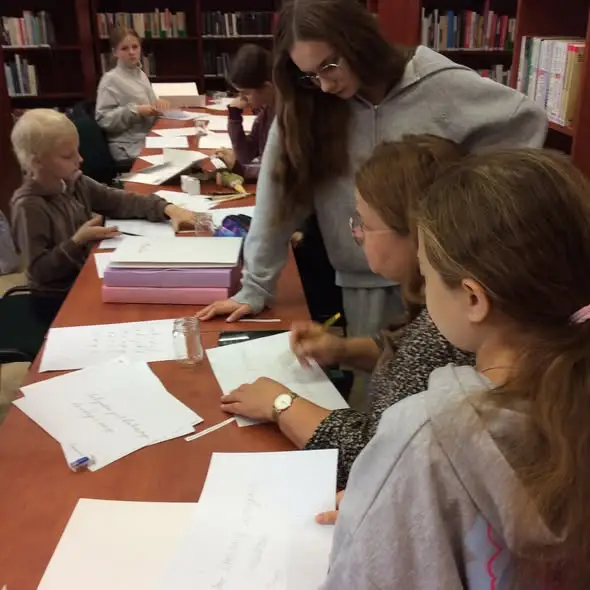 Sobotnie warsztaty w bibliotece – kaligrafia, rękodzieło i urodziny