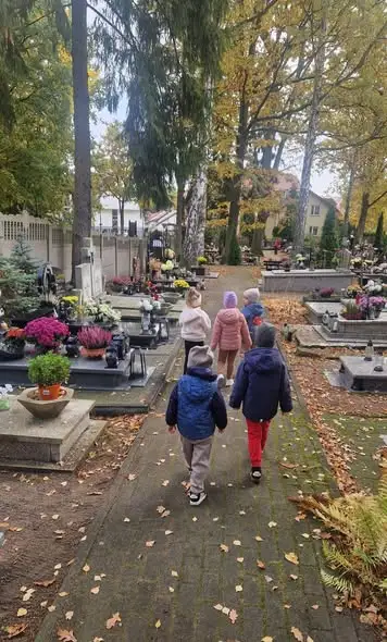 Przedszkolaki z Krynicy odwiedziły cmentarz przed Dniem Wszystkich Świętych